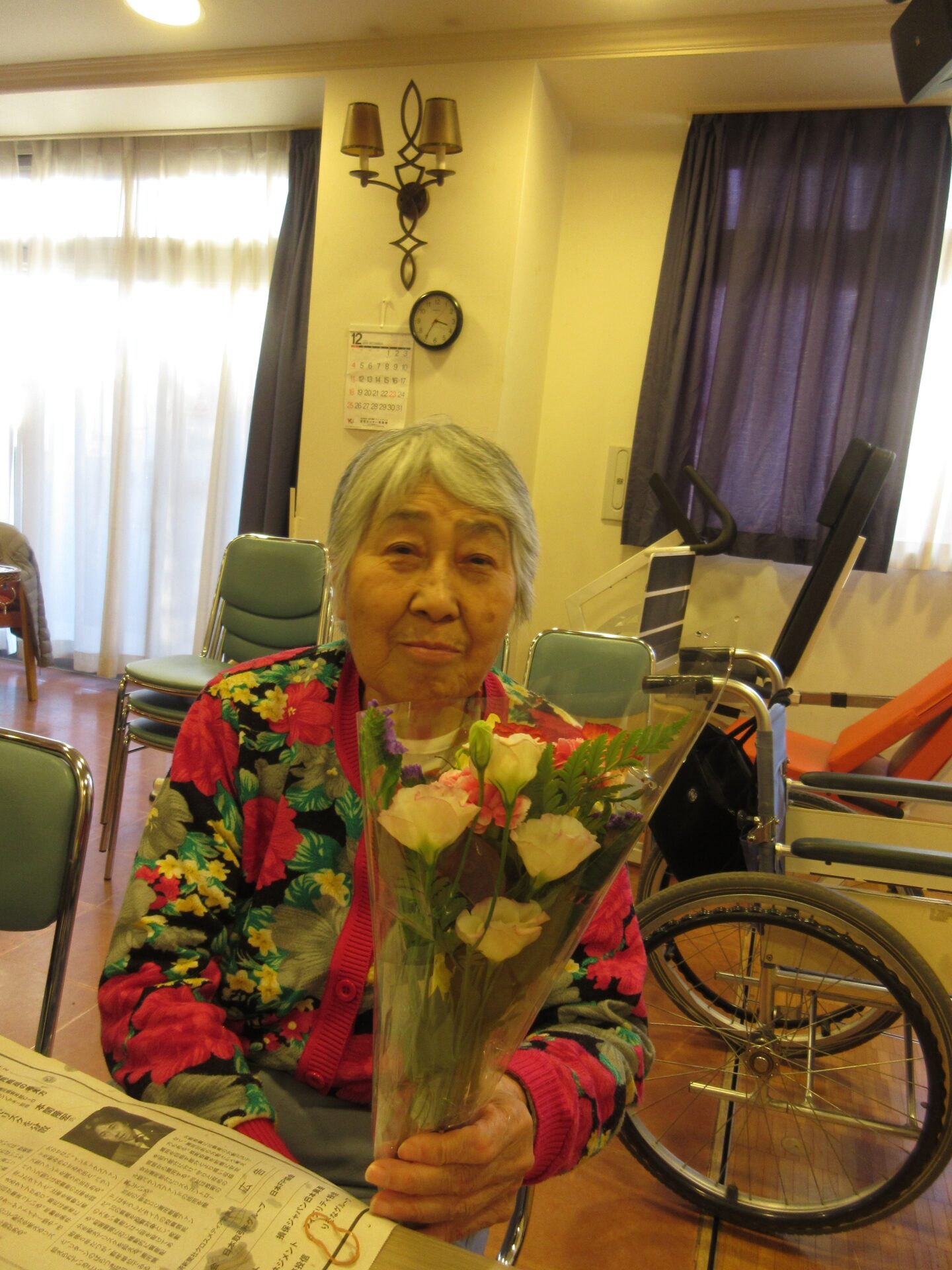 花生け 感謝を込めて─柿の古木を組み合わせ、空間を生かした作品／花のある